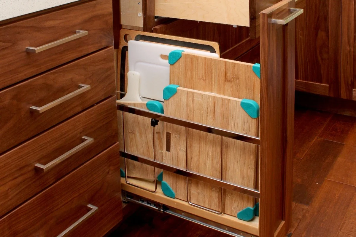 Vertical drawer organizer for cutting boards and baking sheets