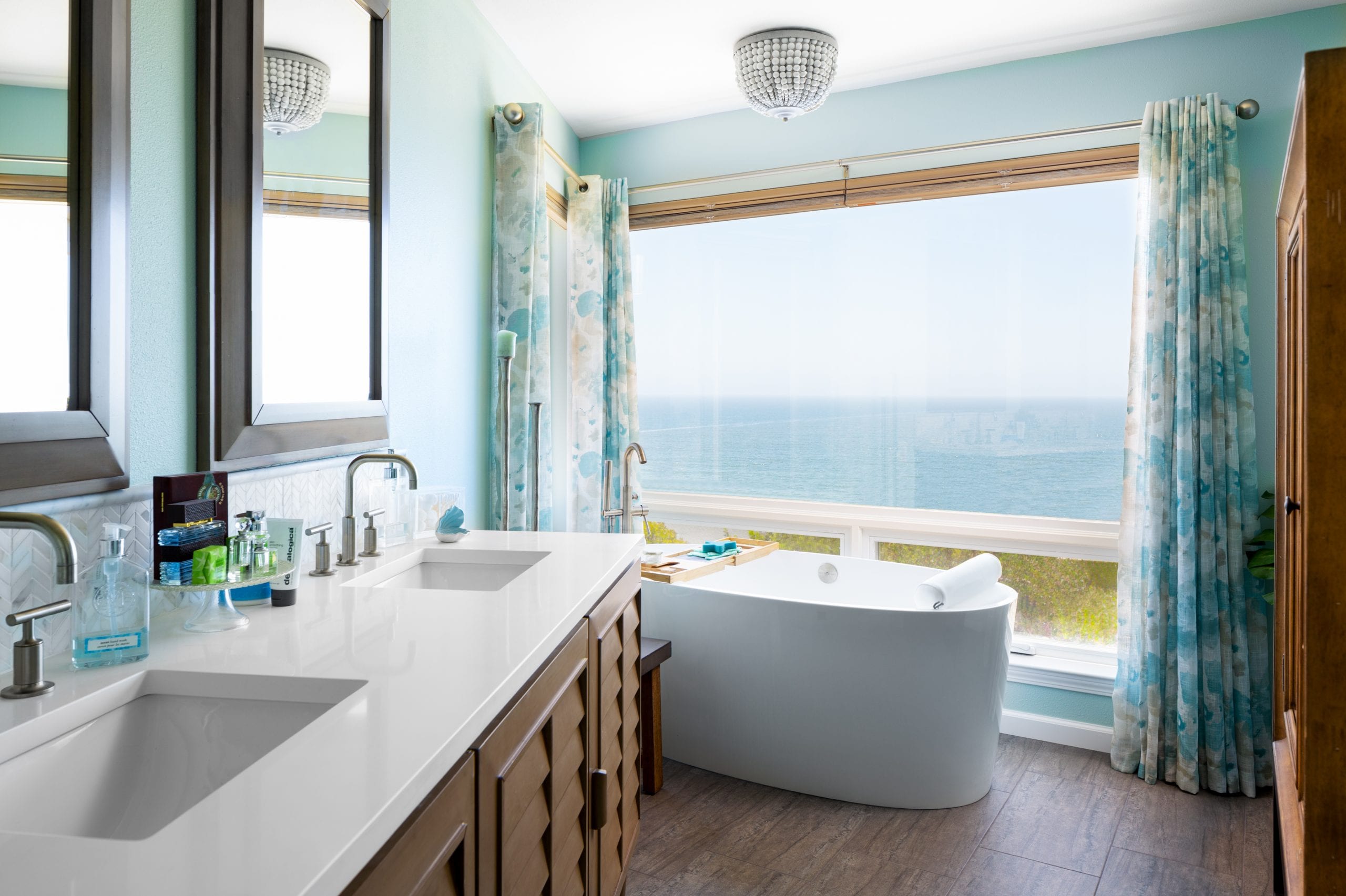 Stand alone tub with window view of the ocean 