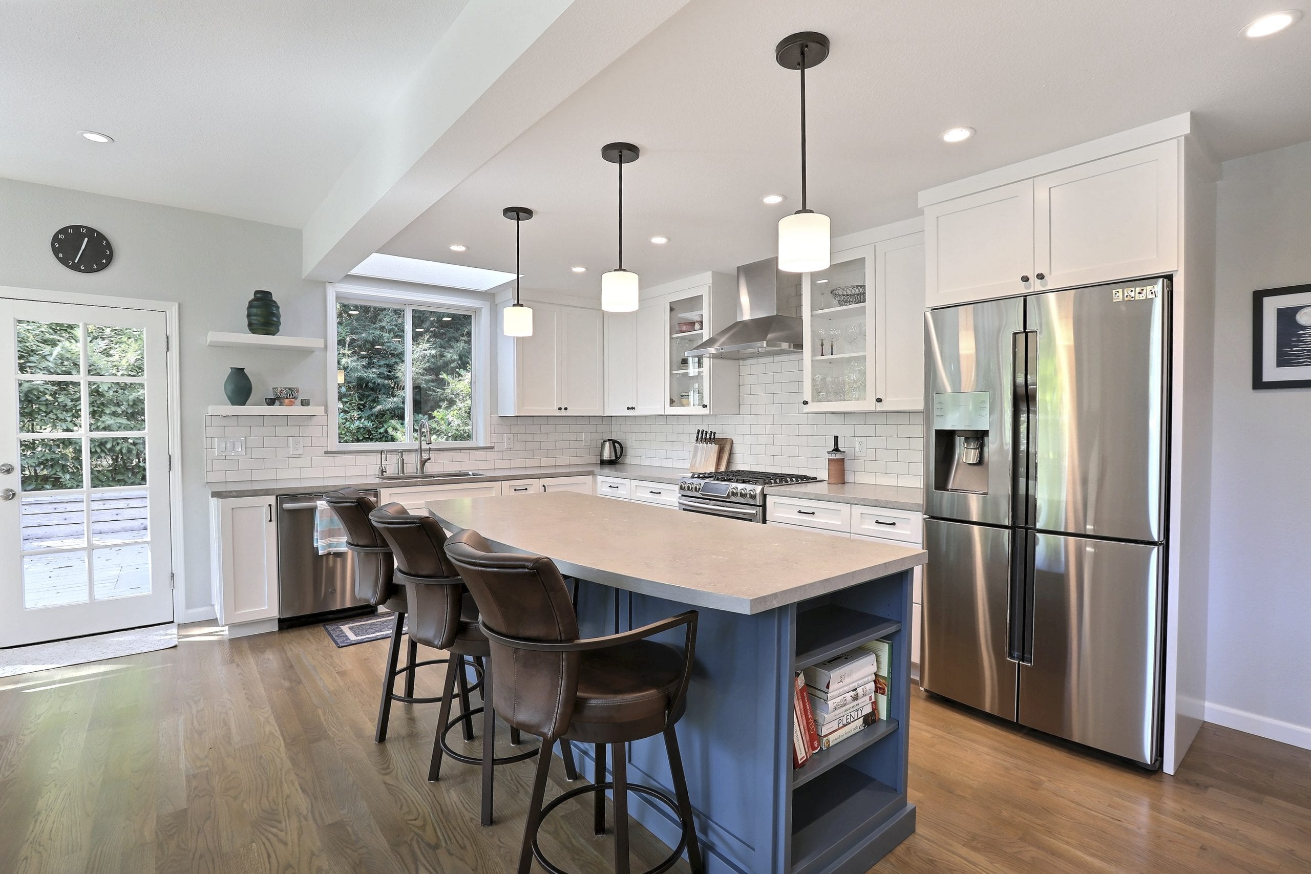 Simple and natural kitchen remodel with cool blues and greens to add an accet to the space